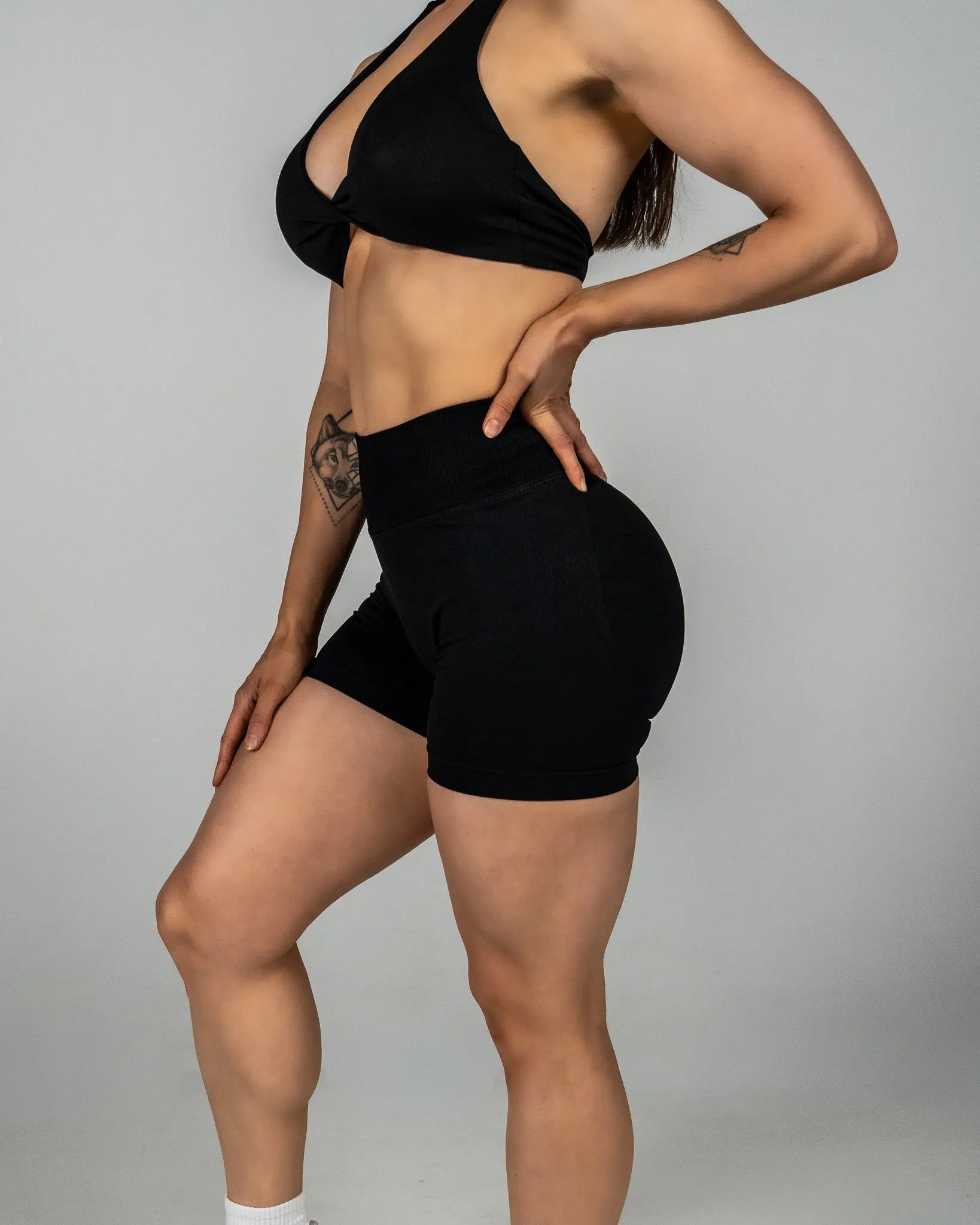 CTP “VEGA” SEAMLESS SCRUNCH SHORTS IN RAVEN COVERTHEPUMP