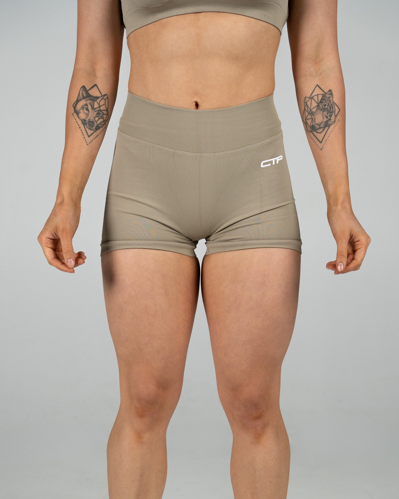 CTP “ELECTRA” SEAMLESS SCRUNCH SHORTS IN LATTE