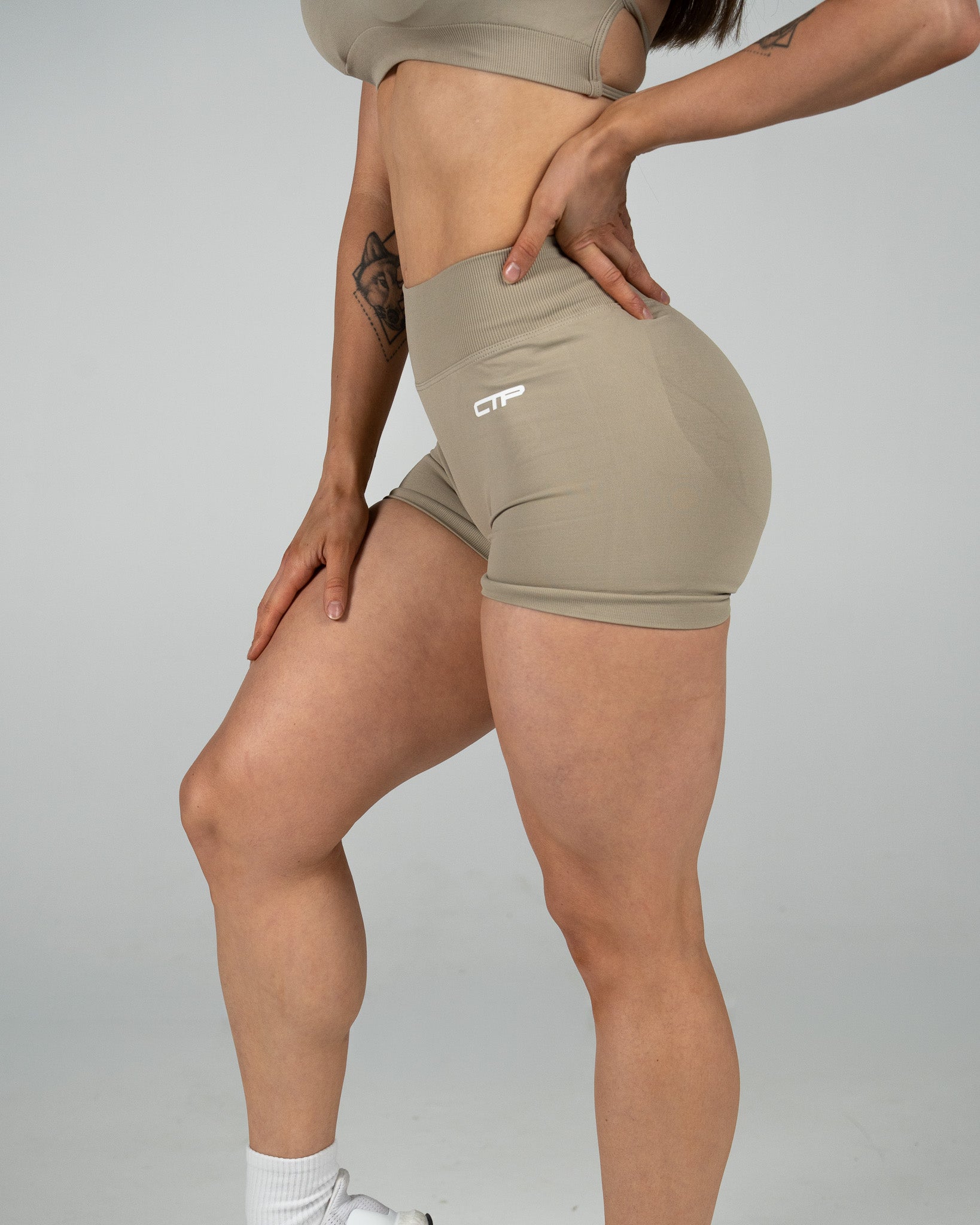 CTP “ELECTRA” SEAMLESS SCRUNCH SHORTS IN LATTE