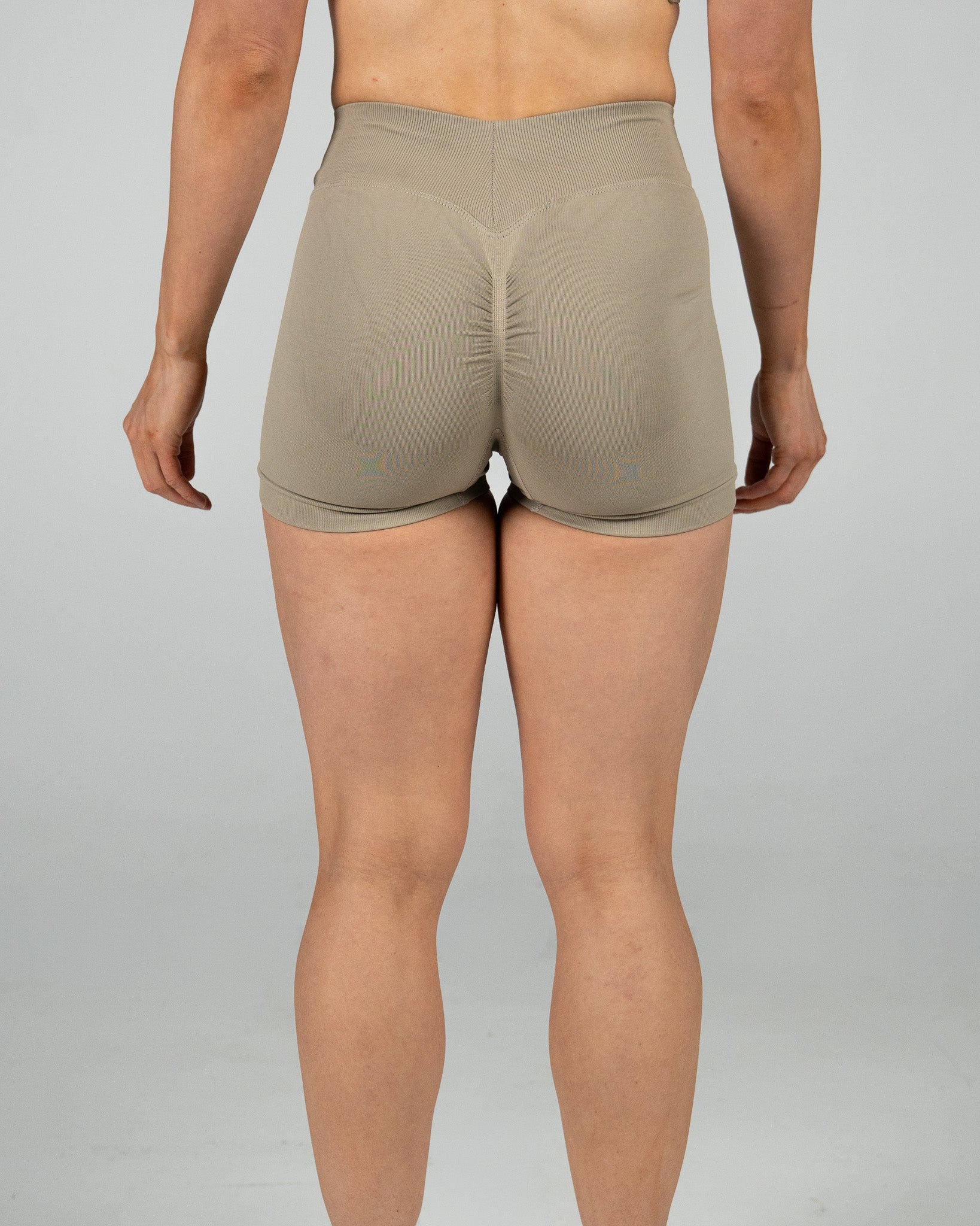 CTP “ELECTRA” SEAMLESS SCRUNCH SHORTS IN LATTE